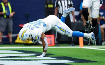 Chargers at Browns spread, odds, picks: Expert predictions for Week 5 NFL game with Austin Ekeler