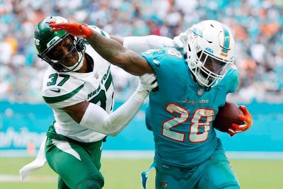 Dolphins at Titans spread, odds, picks: Expert predictions for NFL Week 17 game with AFC playoff picture implications