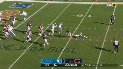 Justin Fields masterfully escapes pass-rush, scores on impressive TD run for Chicago