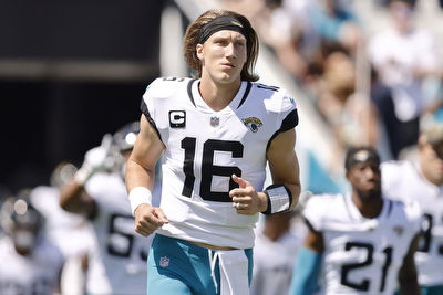 Look: NFL World Reacts To Trevor Lawrence's Awful Throw