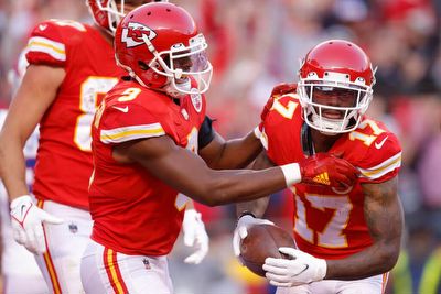 Titans at Chiefs spread, line, picks: Expert predictions for Week 9 Sunday Night Football with Ryan Tannehill questionable