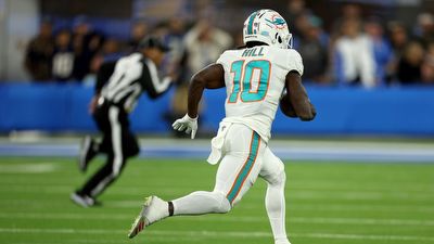 Tyreek Hill catches 60-yard touchdown, but Dolphins trail 20-14